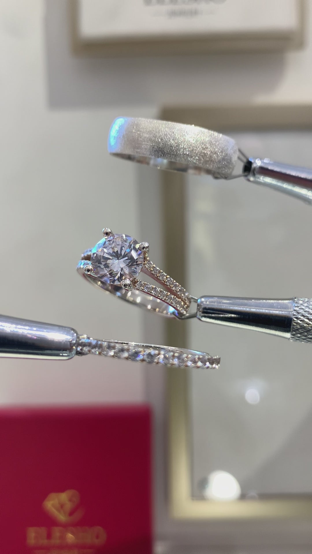 Load video: True Moissanite wedding ring set (SALES)